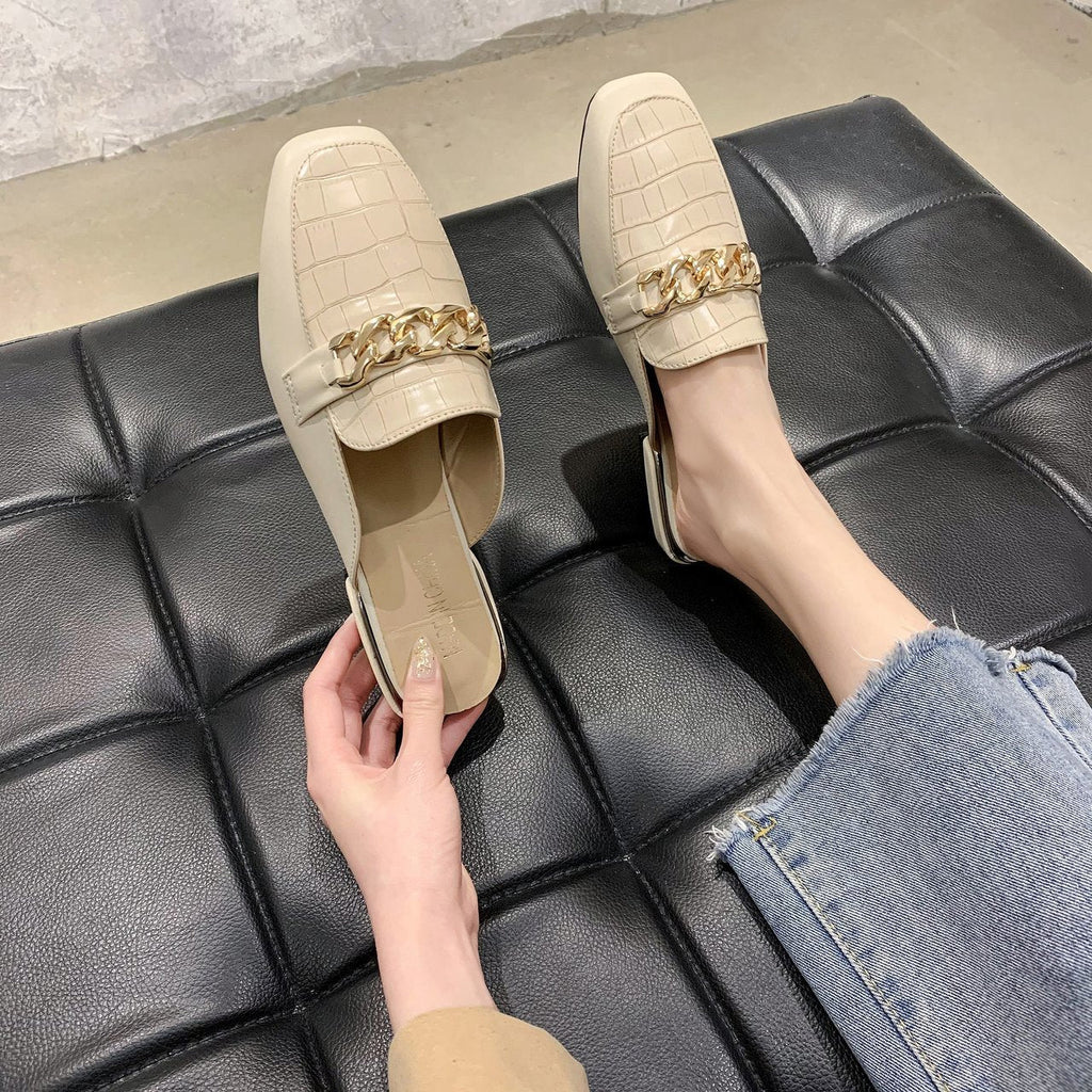 Damen Mules mit hochwertiger Kroko-Prägung und modischer Kettenapplikation