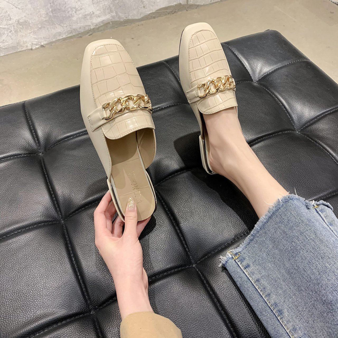 Damen Mules mit hochwertiger Kroko-Prägung und modischer Kettenapplikation