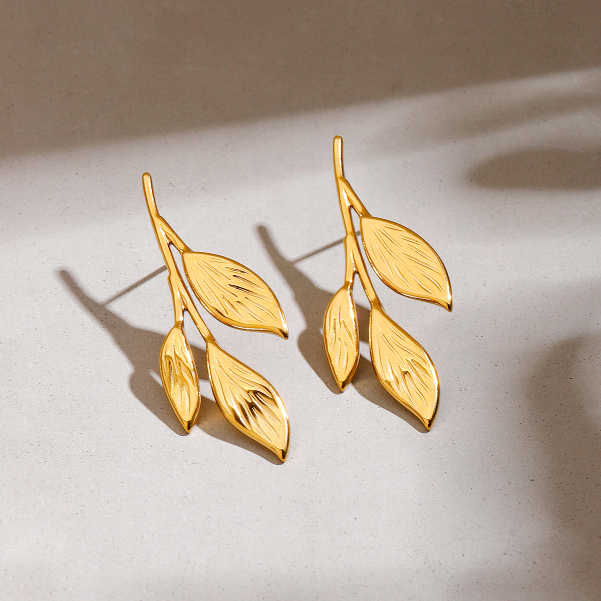 Damen Ohrringe im eleganten Blattdesign Shop Nory