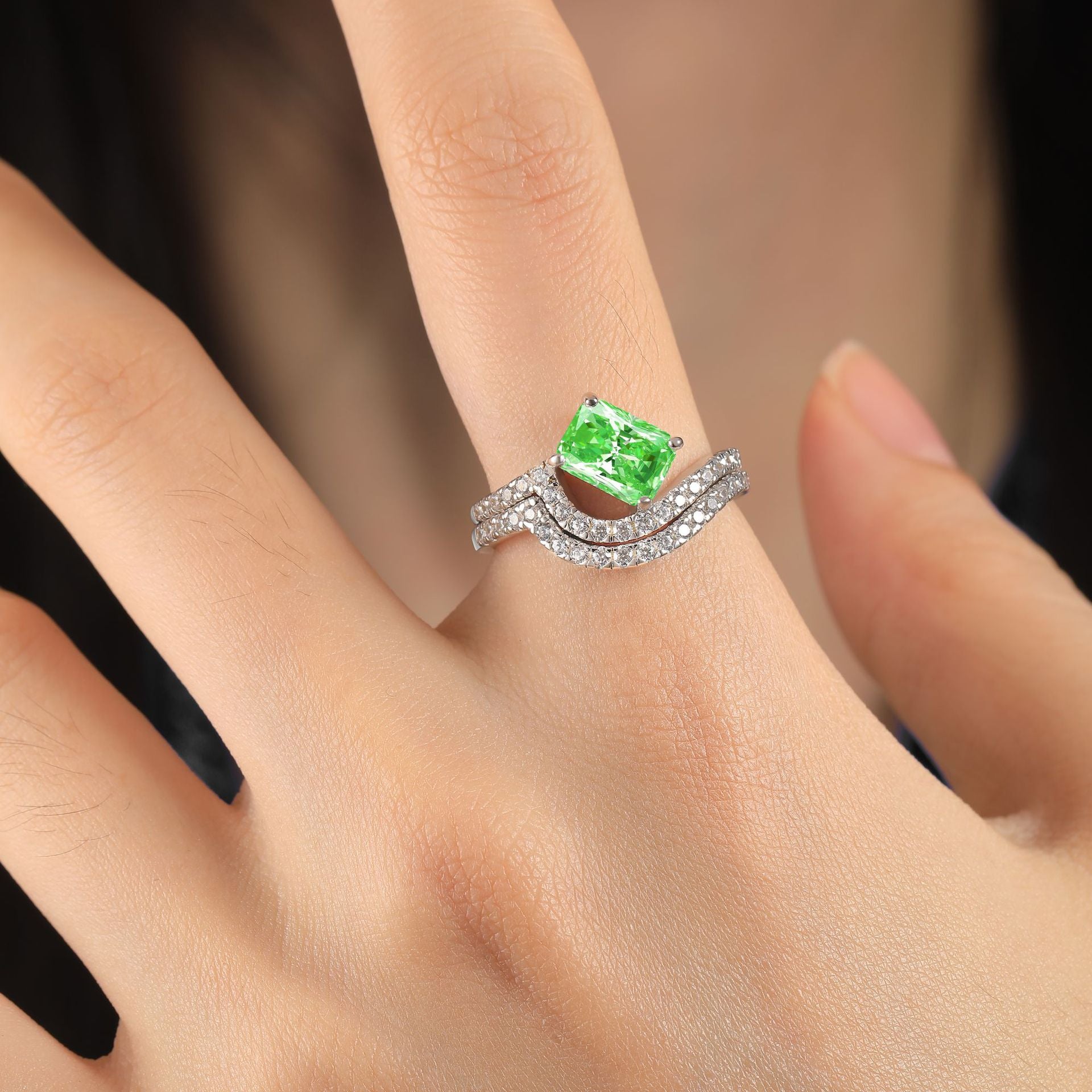 Damen eleganter Ring mit funkelndem Edelstein und Zirkonia-Verzierung Shop Nory