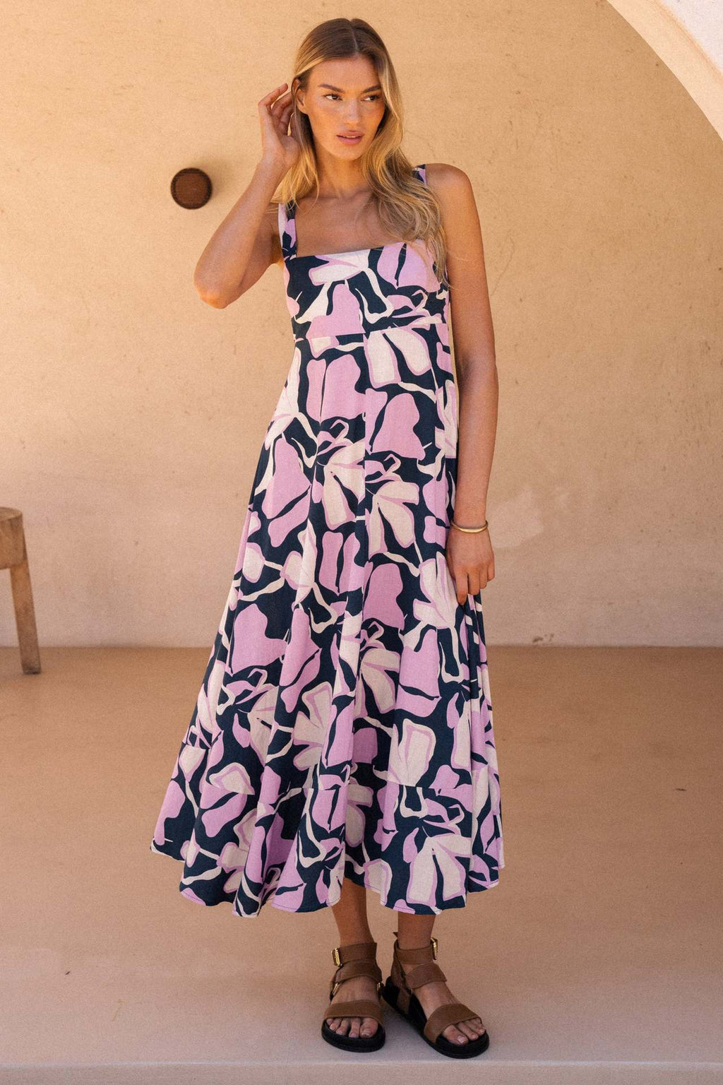 Damen Maxikleid im lShopnoryhaften floralen Design mit spielerischem Schnitt Shopnory