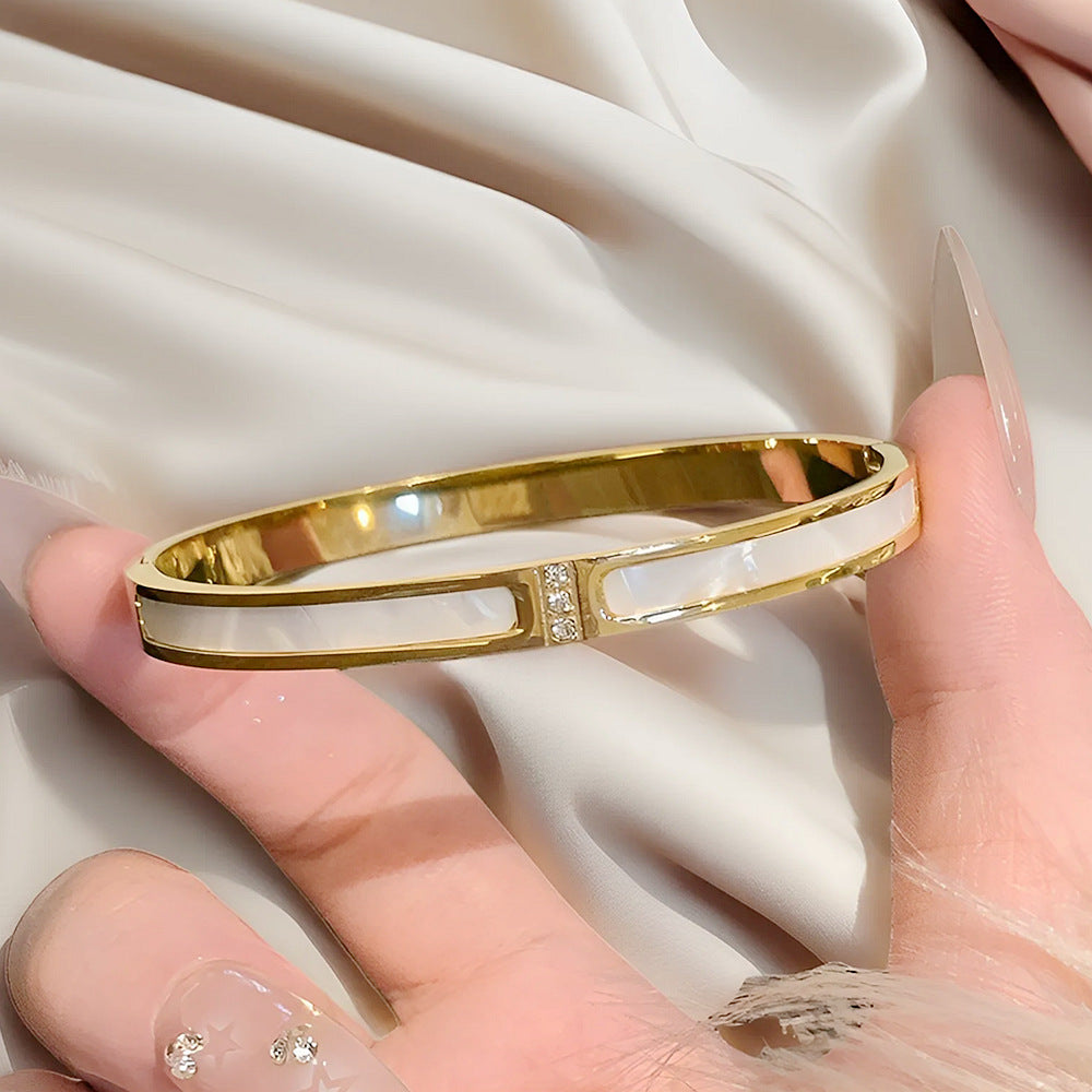 Damen Armreif mit elegantem Perlmutt-Inlay und funkelnden Akzenten Shop Nory