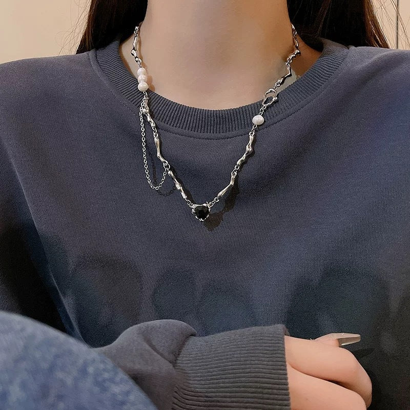 Damen Halskette mit einzigartigem, facettiertem Anhänger und eleganten Perlendetails Shop Nory