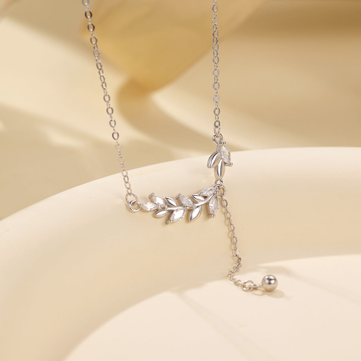 Damen elegante Halskette mit filigranem Blattdesign Shop Nory