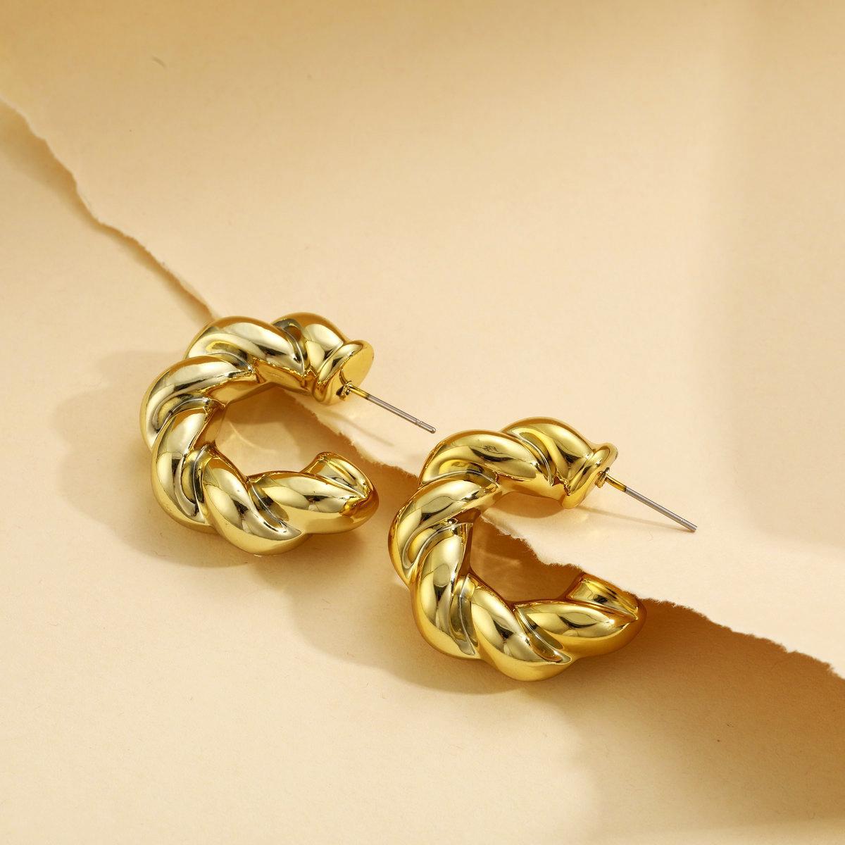 Damen Ohrringe aus hochwertigem goldfarbenem Metall mit kreativem Zopfmuster Shop Nory