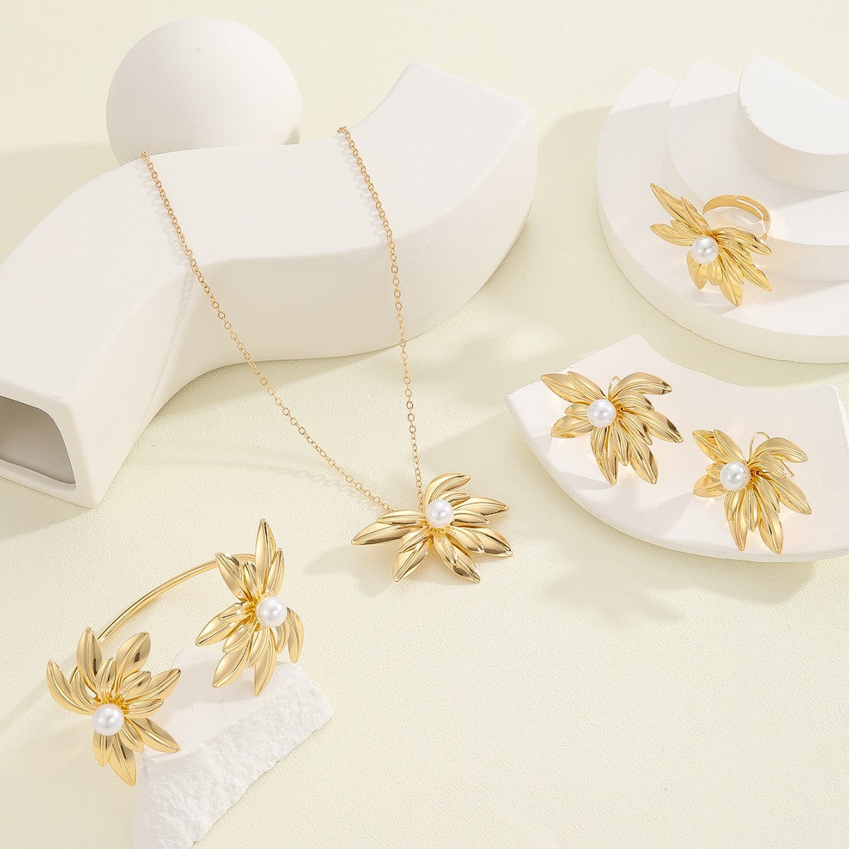 Damen Schmuckset mit floralen Akzenten Shop Nory
