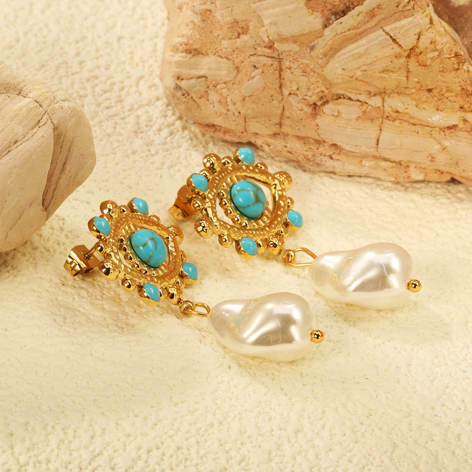 Damen Ohrringe mit perlmutförmigem Anhänger und eleganten goldenen Details Shop Nory