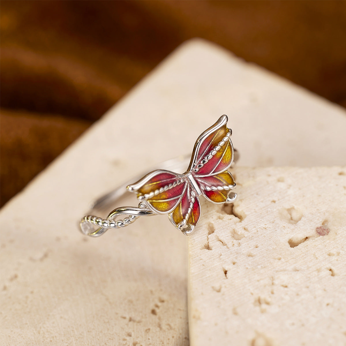 Damen filigraner Ring mit kunstvollem Schmetterlingsdesign und farbenfrohen Akzenten Shop Nory