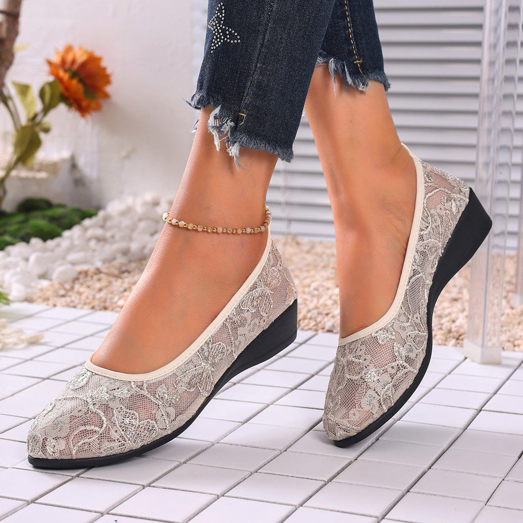 Damen Ballerinas mit filigranem Spitzenbesatz und rutschfester Sohle