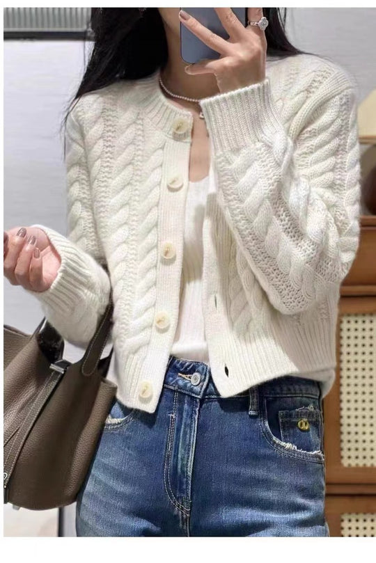Damen Kurzer Zopfstrick‑Cardigan mit breitem Rippsaum und großen Knöpfen Shop Nory