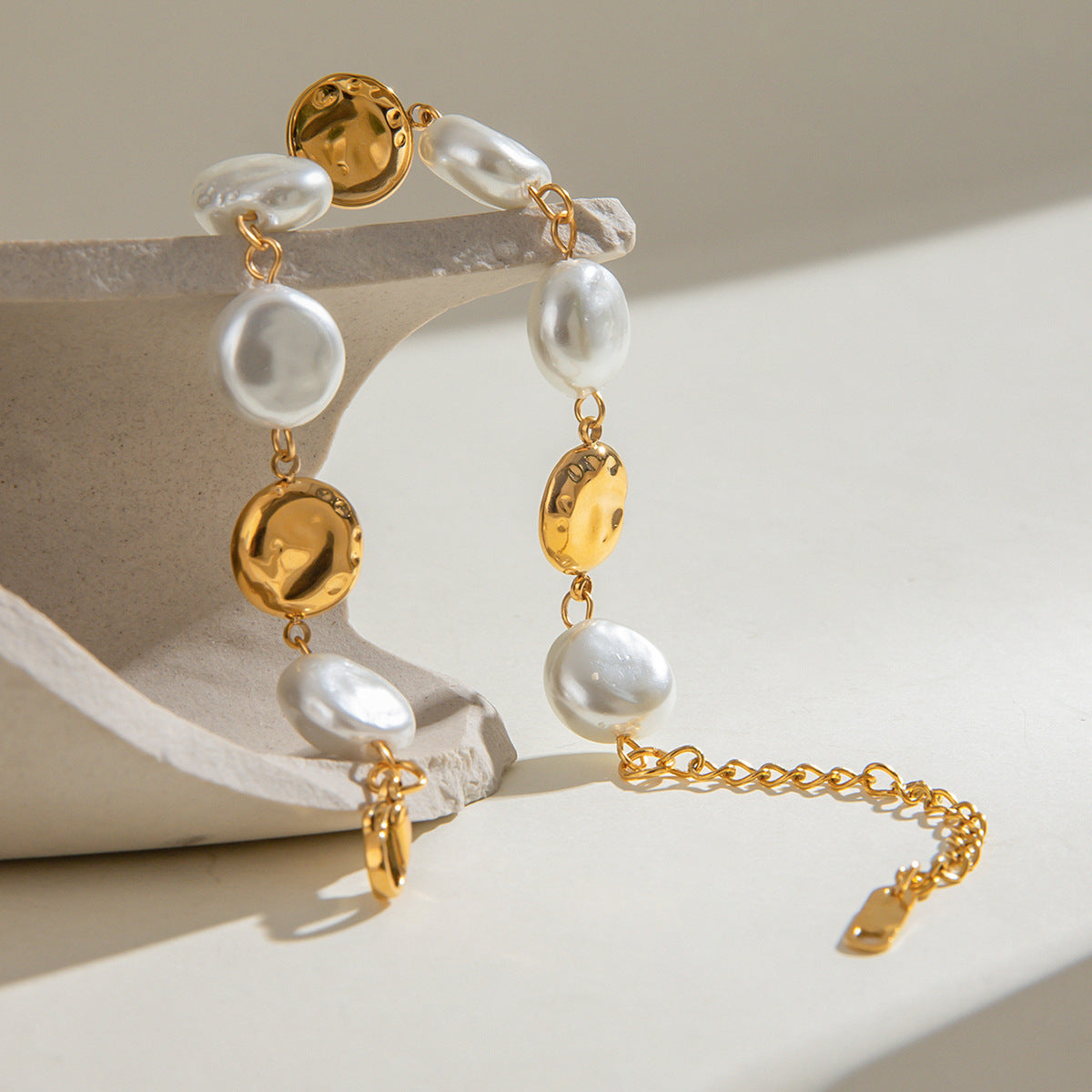 Damen Armband mit strukturierten Perlen und hochwertigem Edelstahl Shop Nory