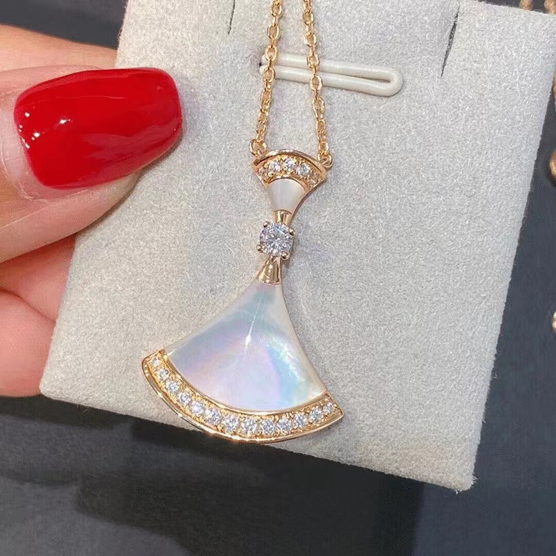 Damen Halskette mit kunstvollem Muschelanhänger und funkelnden Zirkonia Shop Nory