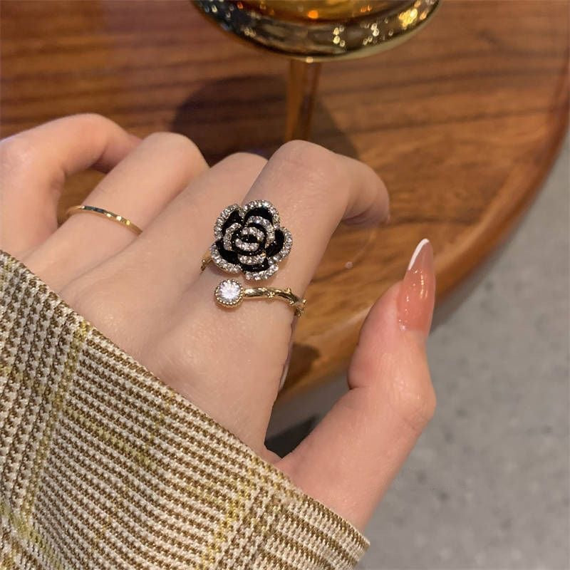 Damen Ring mit kunstvollem Rosenmotiv und funkelndem Akzent Shop Nory