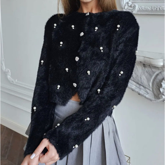 Damen Flauschiger kurzgeschnittener Perlen-Cardigan mit strassbesetzten Schmuckknöpfen Shop Nory