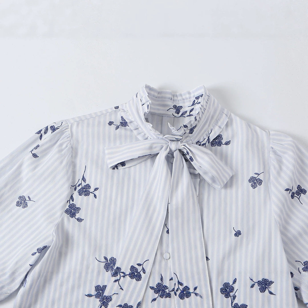 Damen Schlupfbluse mit Schleifenkragen, Rüschenpasse und floraler Stickerei Shop Nory