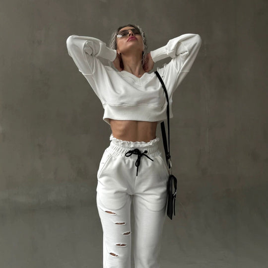 Damen kurzgeschnittenes Sweat-Set mit V-Ausschnitt, Rüschenbund Highwaist Jogginghose und Distressed-Details Shop Nory