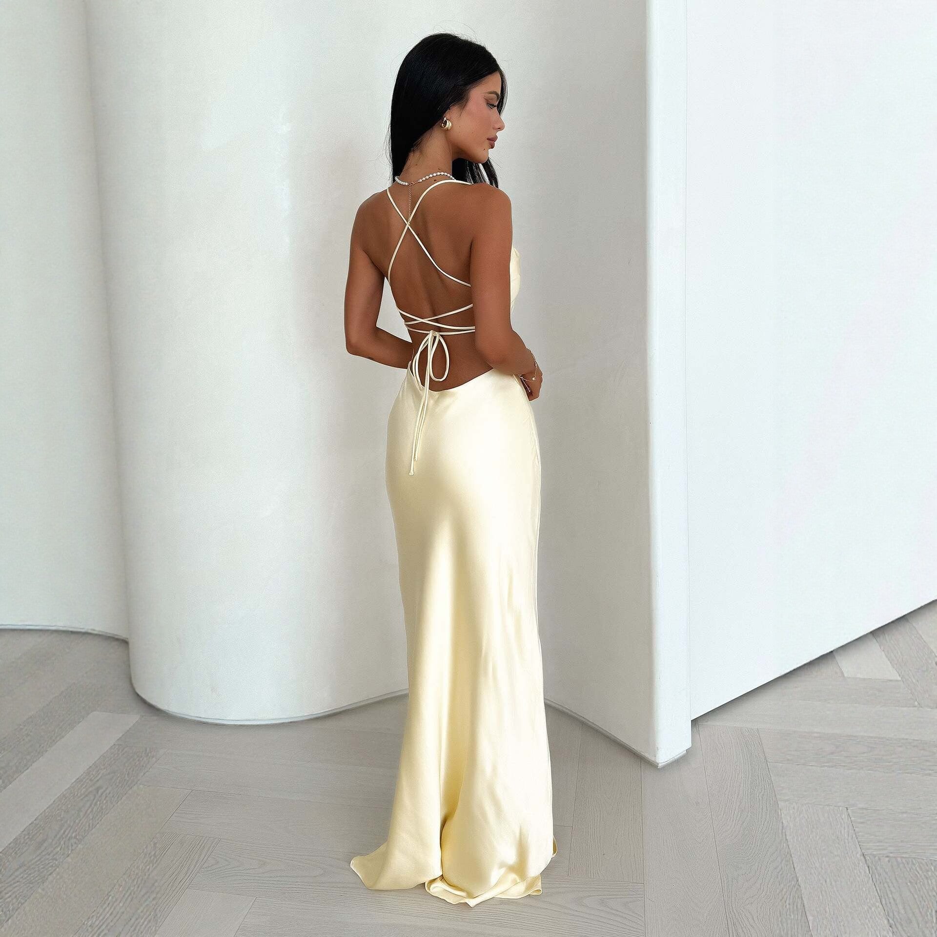 Damen Elegantes Satinabendkleid mit spaghettiträgern und fließendem Schnitt