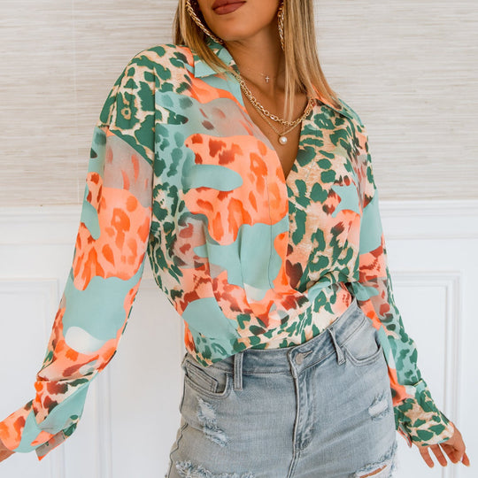 Damen Leichte Chiffon-Bluse mit abstraktem Animal-Mix, Hemdkragen und taillenbündigem Saum Shop Nory