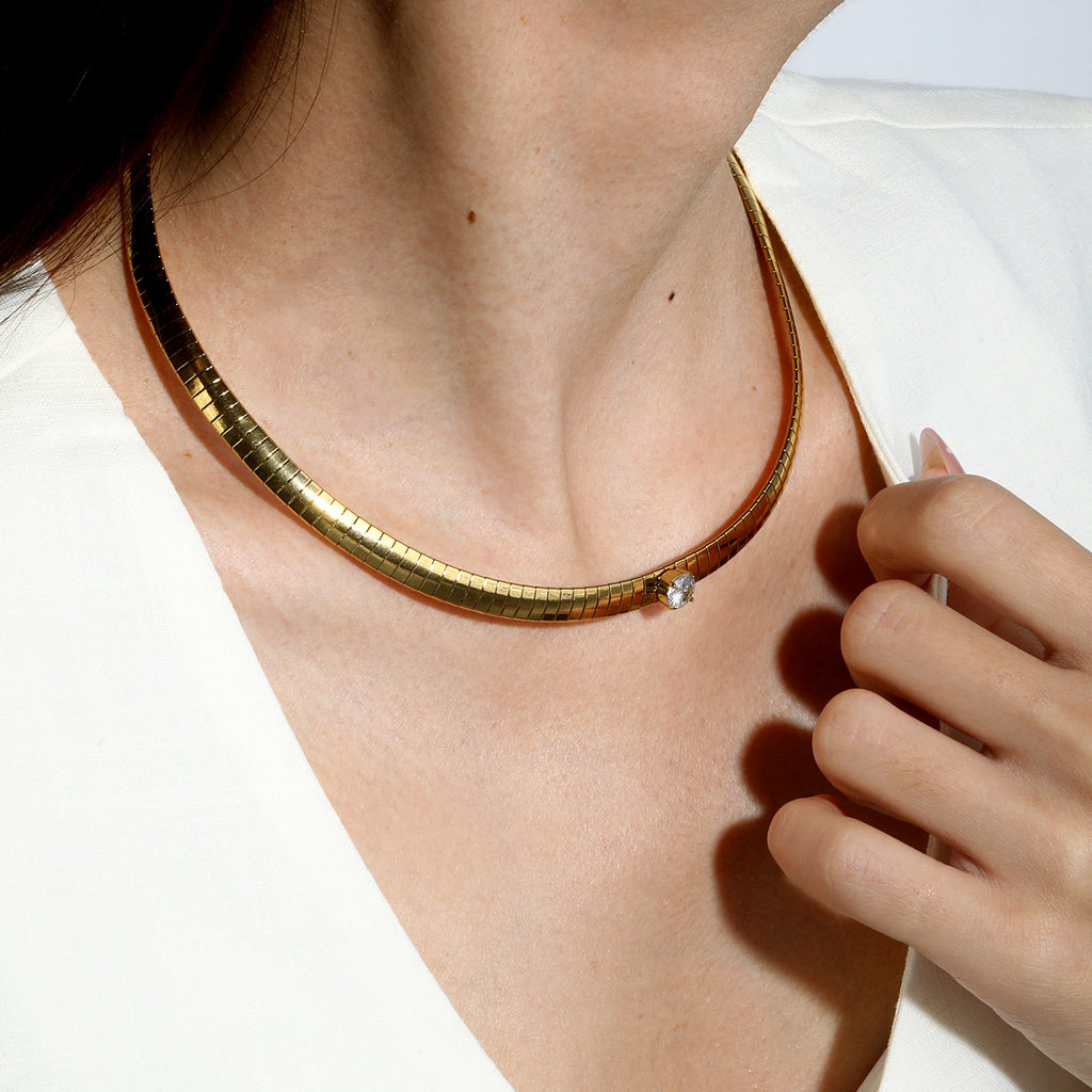 Damen elegante Halskette mit hochwertigem, grünem Zirkonia-Anhänger und edelgestaltetem Kettenmuster Shop Nory
