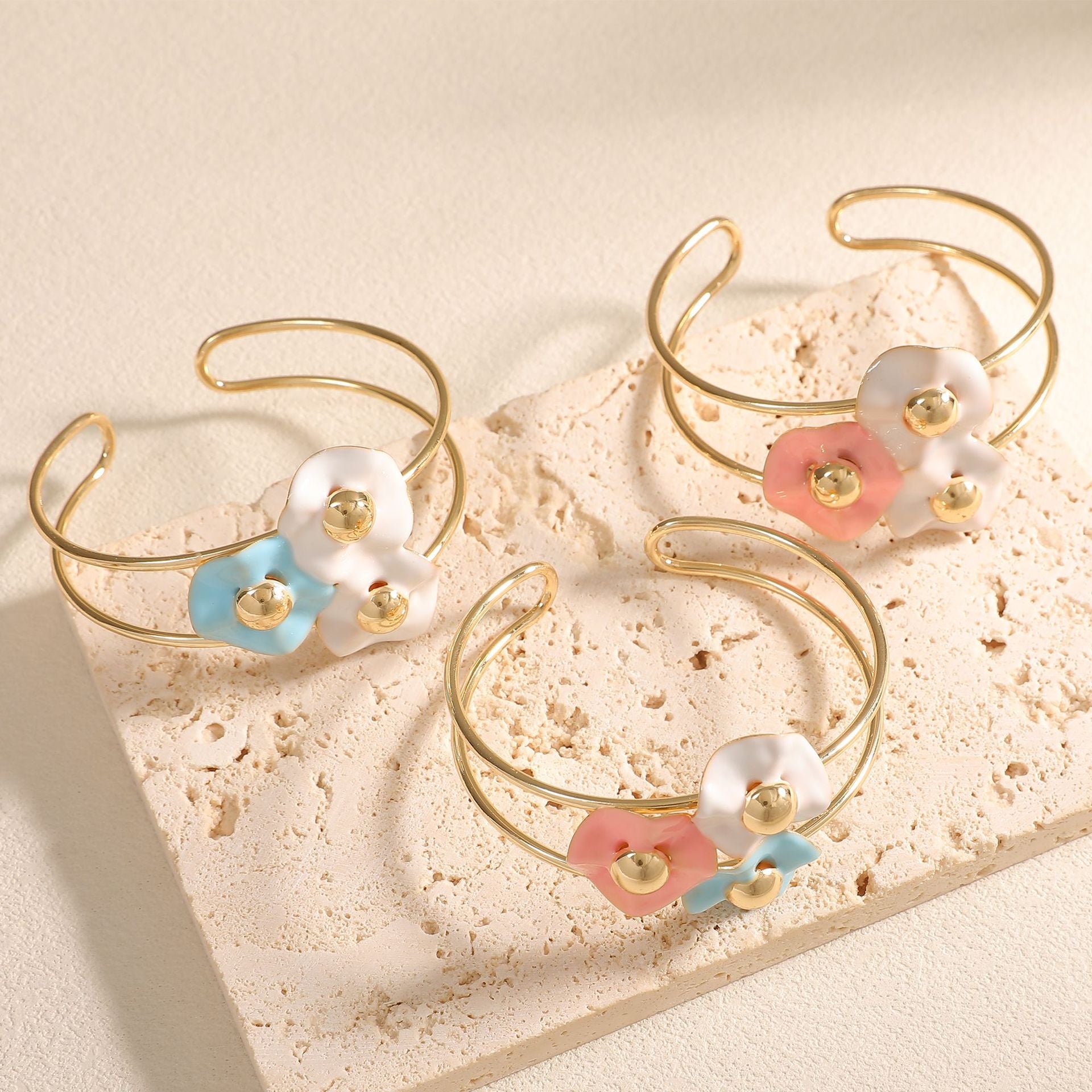 Damen Armreif mit kunstvollem Blumendesign Shop Nory