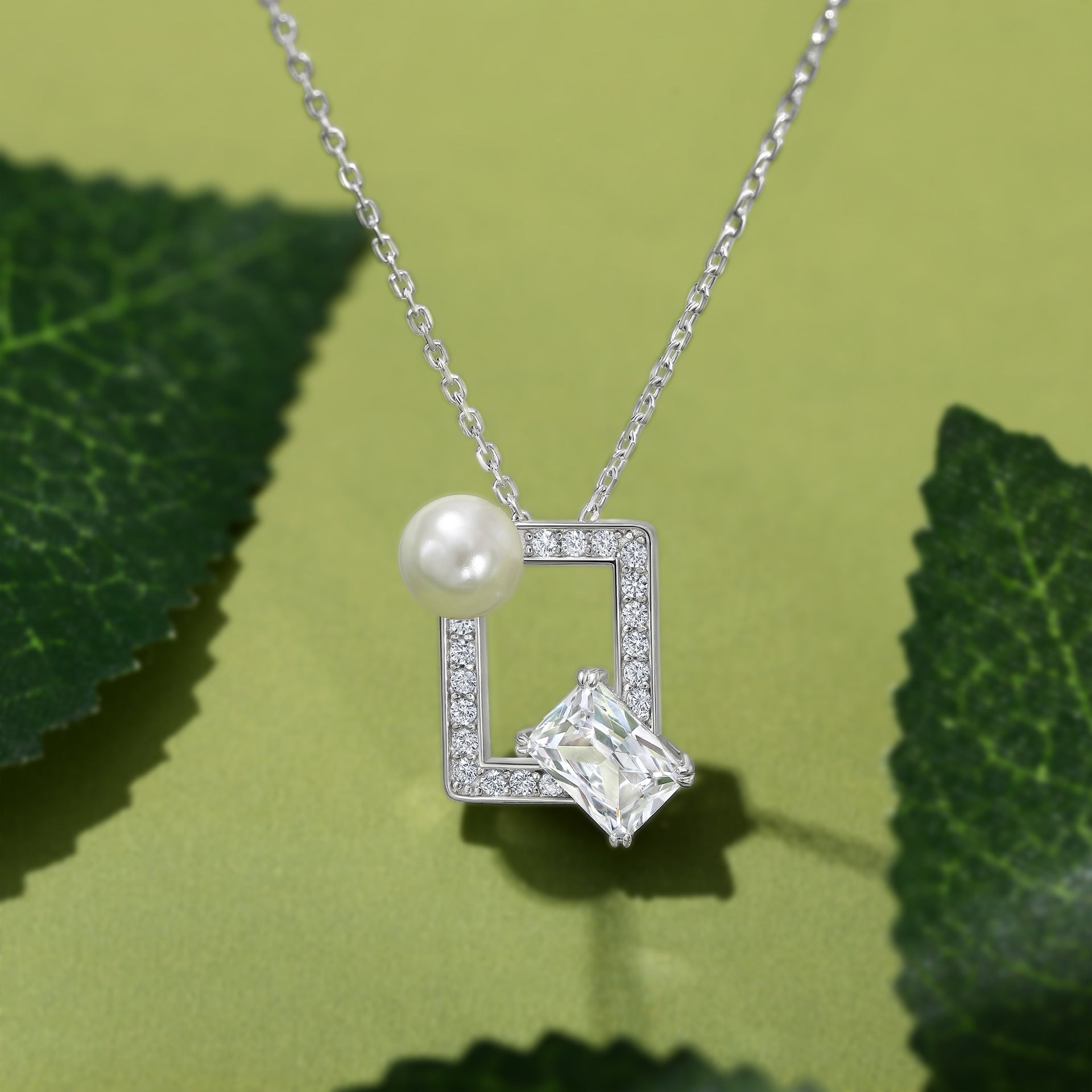 Damen Halskette mit funkelnden, facettierten Edelsteinen und zartem Design Shop Nory