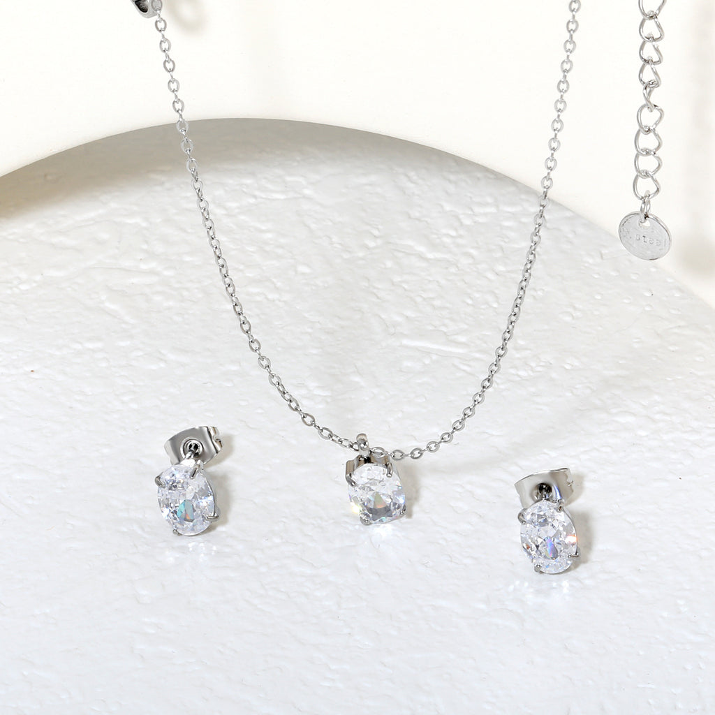 Damen Schmuckset mit funkelndem Zirkonia-Anhänger und passenden Ohrsteckern Shop Nory