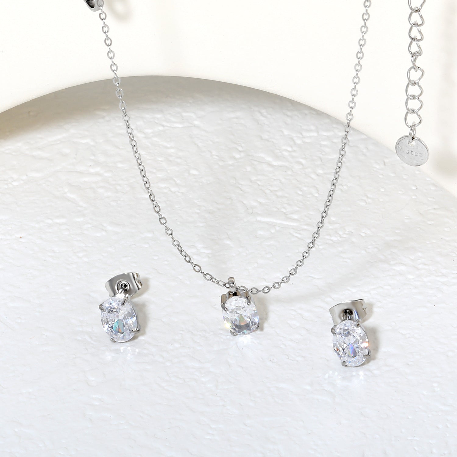 Damen Schmuckset mit funkelndem Zirkonia-Anhänger und passenden Ohrsteckern Shop Nory