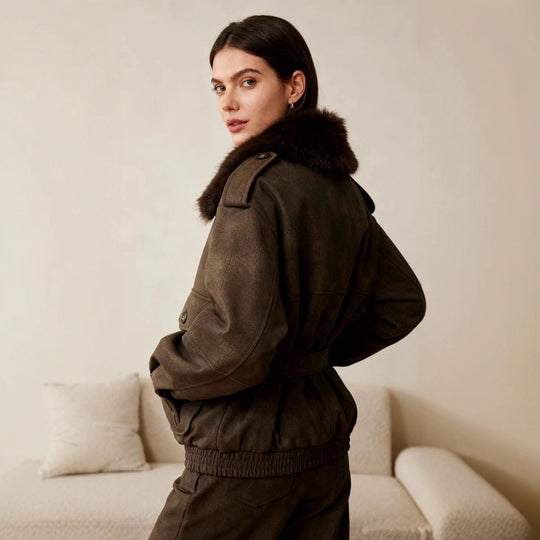 Damen Kurzjacke in Velourslederoptik mit abnehmbarem Fellkragen und Pattentaschen Shop Nory