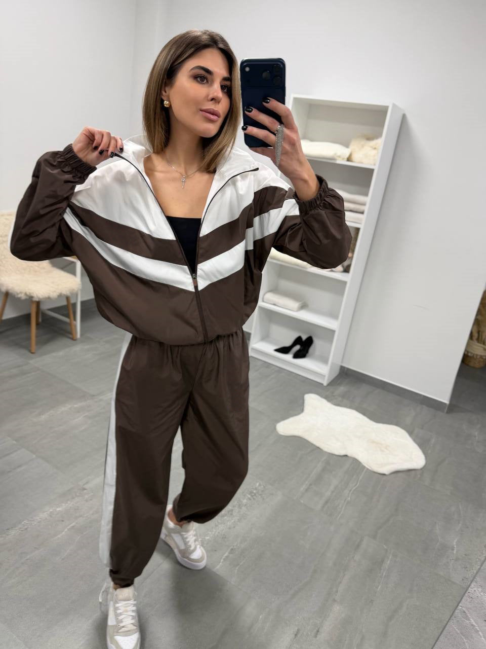 Damen retro Nylon-Trainingsanzug mit Kapuzen-Zipjacke und weiter hochgeschnittener Hose Shop Nory
