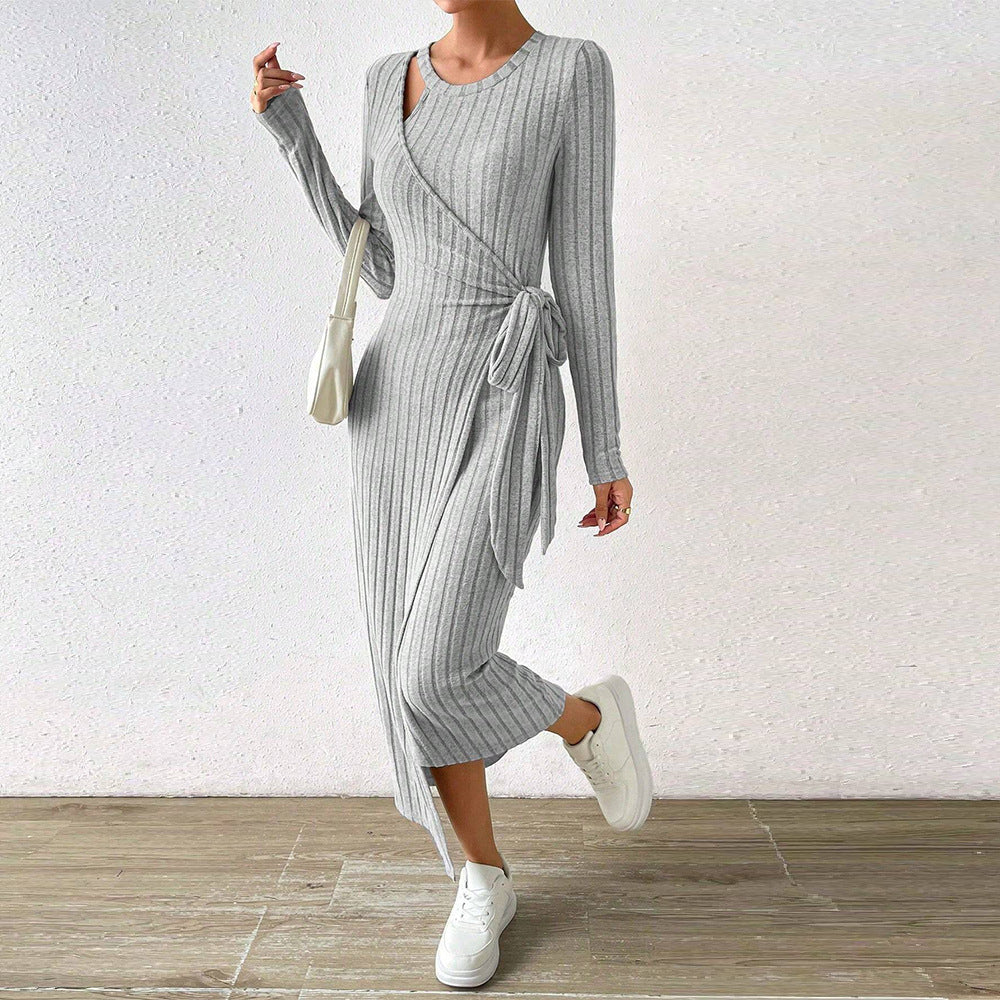 Damen geripptes Midikleid mit Wickeloptik, Taillenbindegürtel, One-Shoulder Cutout und seitlichem Beinschlitz Shop Nory