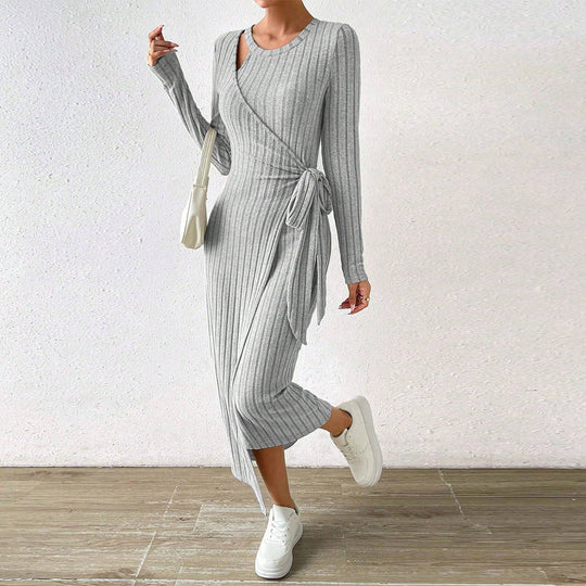 Damen geripptes Midikleid mit Wickeloptik, Taillenbindegürtel, One-Shoulder Cutout und seitlichem Beinschlitz Shop Nory