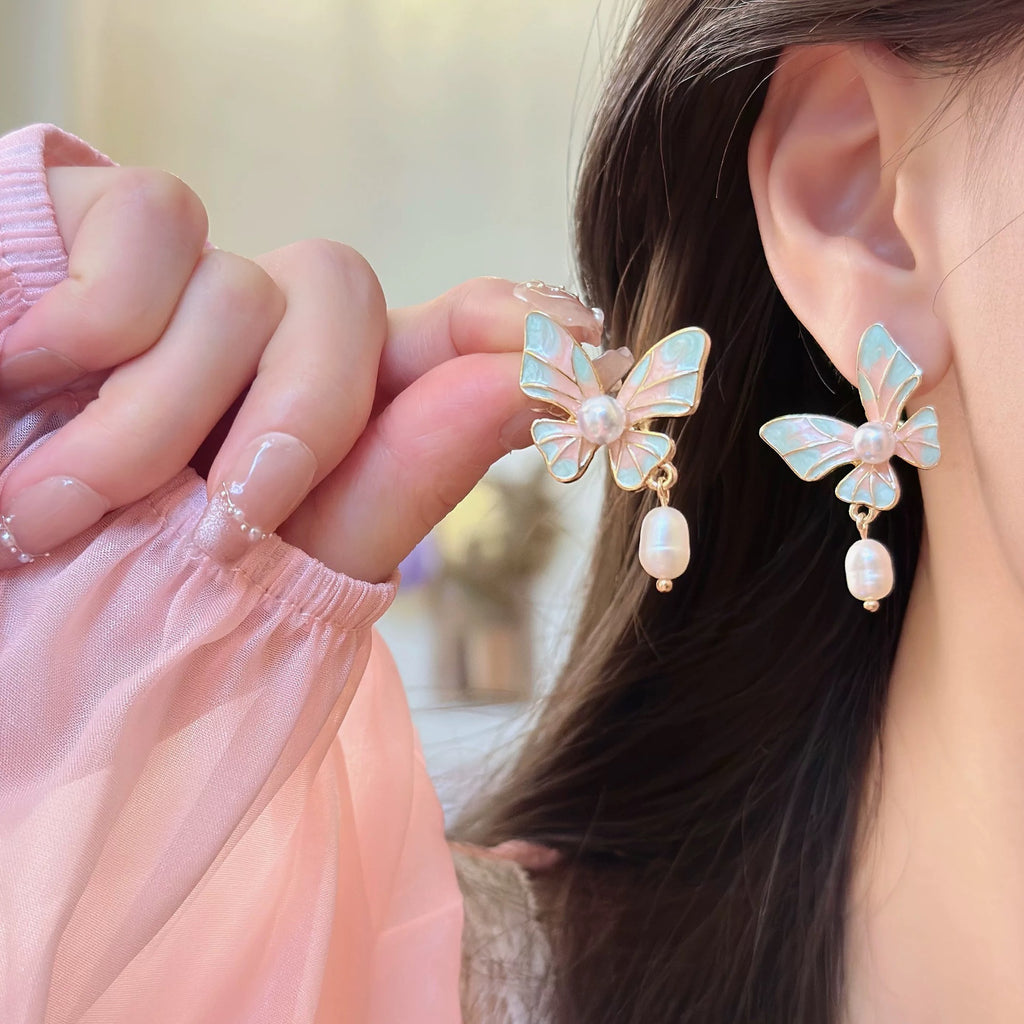 Damen Ohrringe mit kunstvollem Schmetterlingsdesign und eleganten Perlendetails Shop Nory