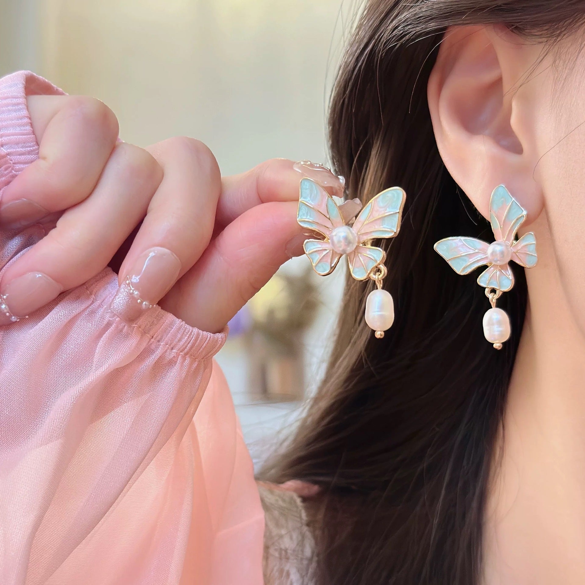 Damen Ohrringe mit kunstvollem Schmetterlingsdesign und eleganten Perlendetails Shop Nory