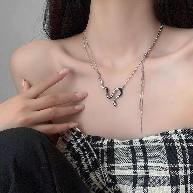Damen Halskette mit eleganten Schlangenanhänger aus hochwertigem Edelstahl Shop Nory