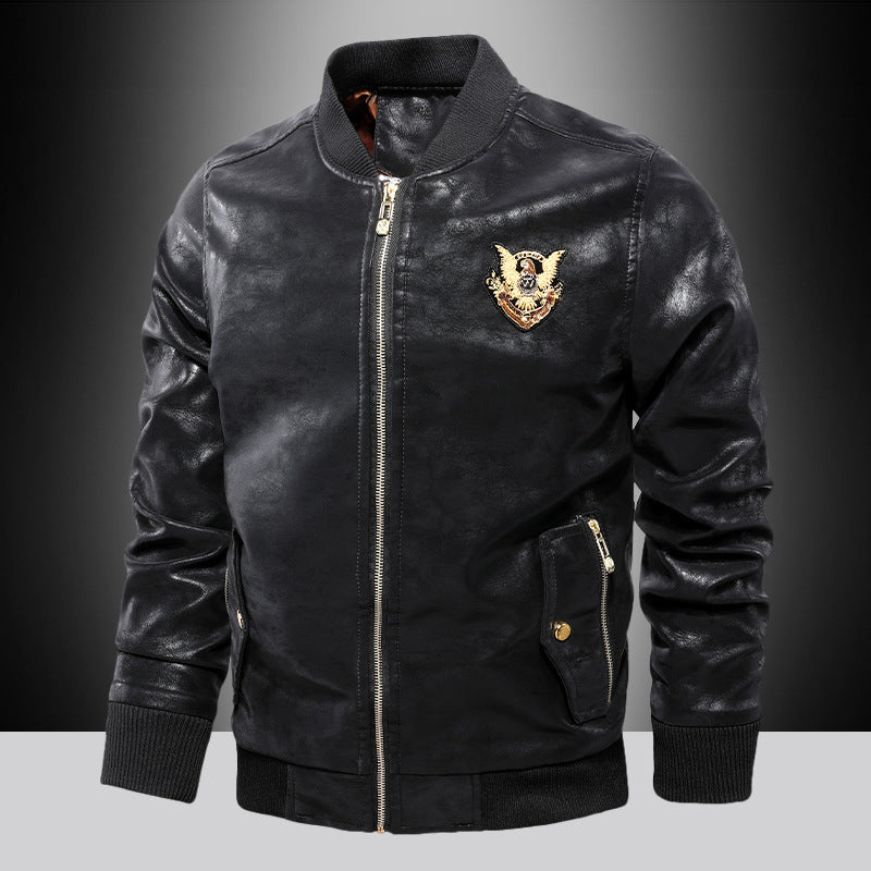 Herren Lederoptik-Bomberjacke im Aviator-Stil mit Stickabzeichen, Rippbündchen und Metallreißverschluss Shop Nory