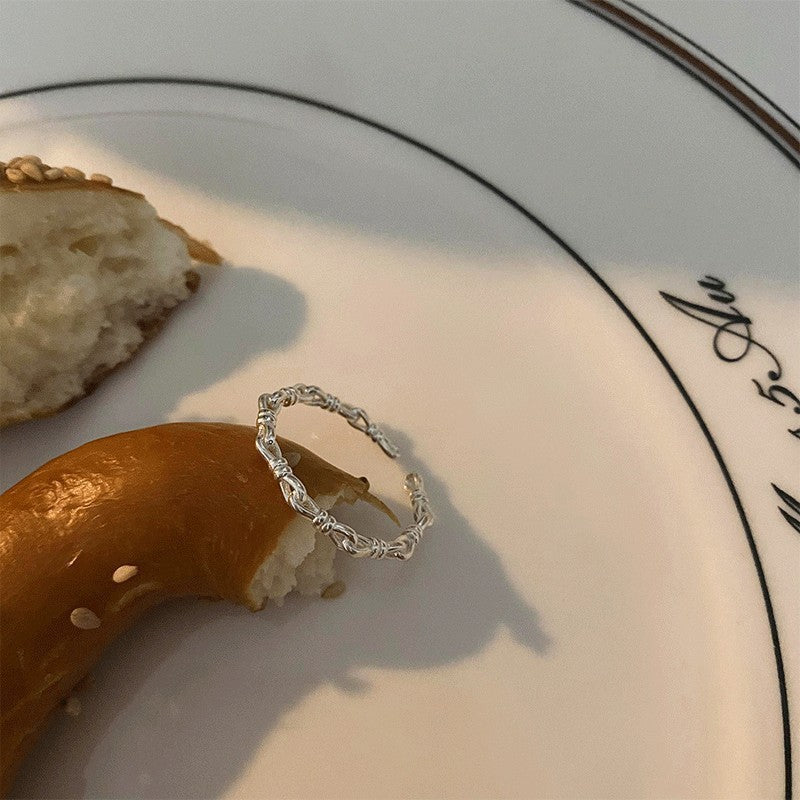 Damen Ring mit geschwungenem Design und zarter Perle Shop Nory