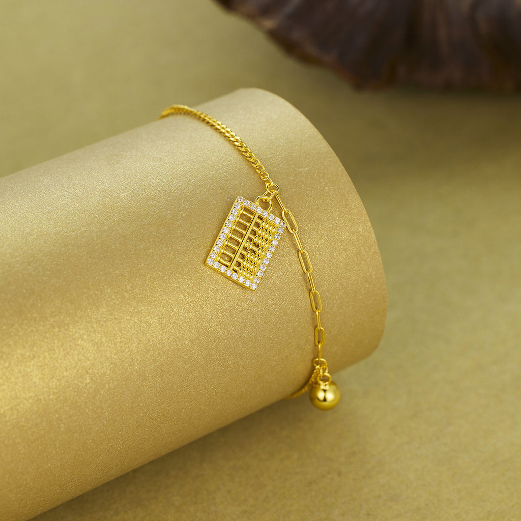 Damen Armband mit stilvollem Anhänger und funkelnden Details Shop Nory