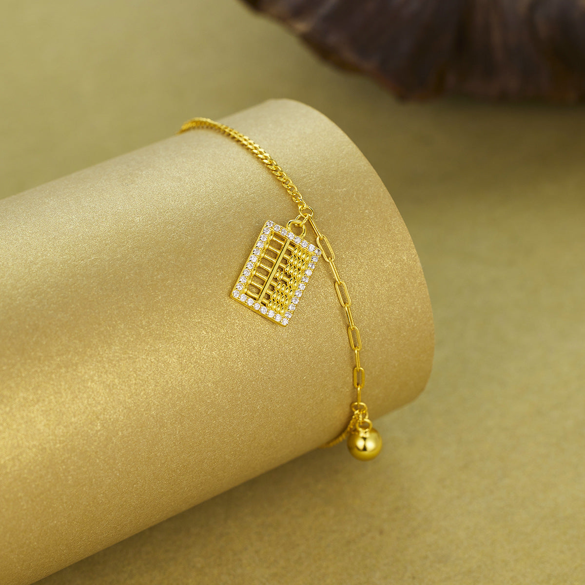 Damen Armband mit stilvollem Anhänger und funkelnden Details Shop Nory