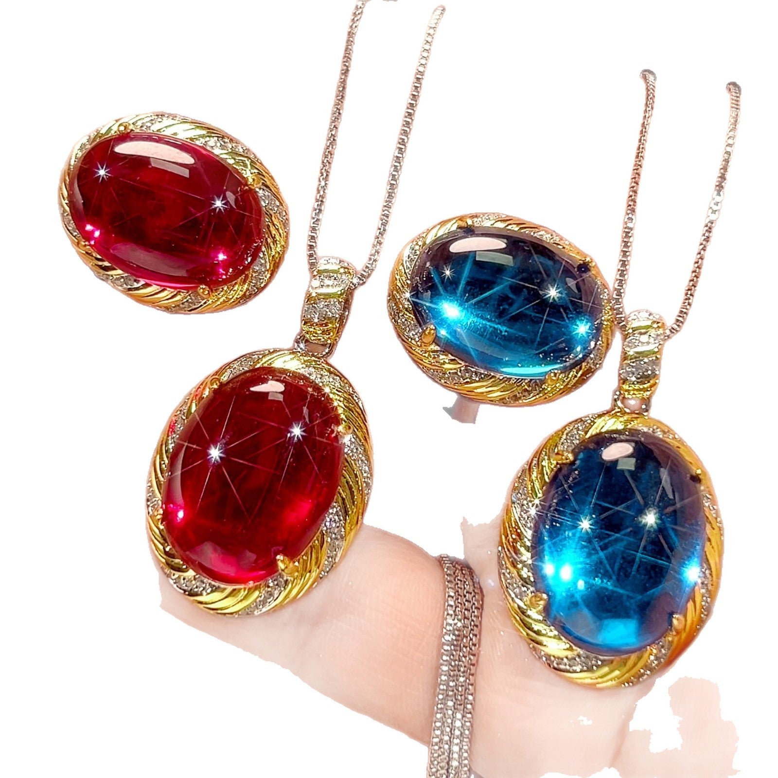 Vergoldete Halskette mit Cabochon-Anhänger im Sterneffekt, besetzt mit Pavé-Kristallakzenten