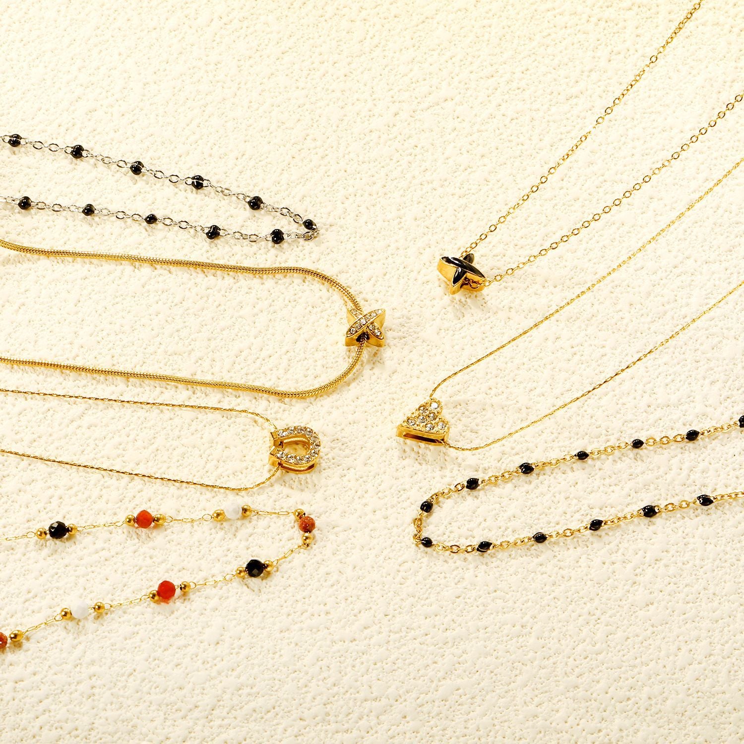 Damen Halskette mit luxuriösem Hufeisen-Anhänger und funkelnden Zirkonia-Details Shop Nory