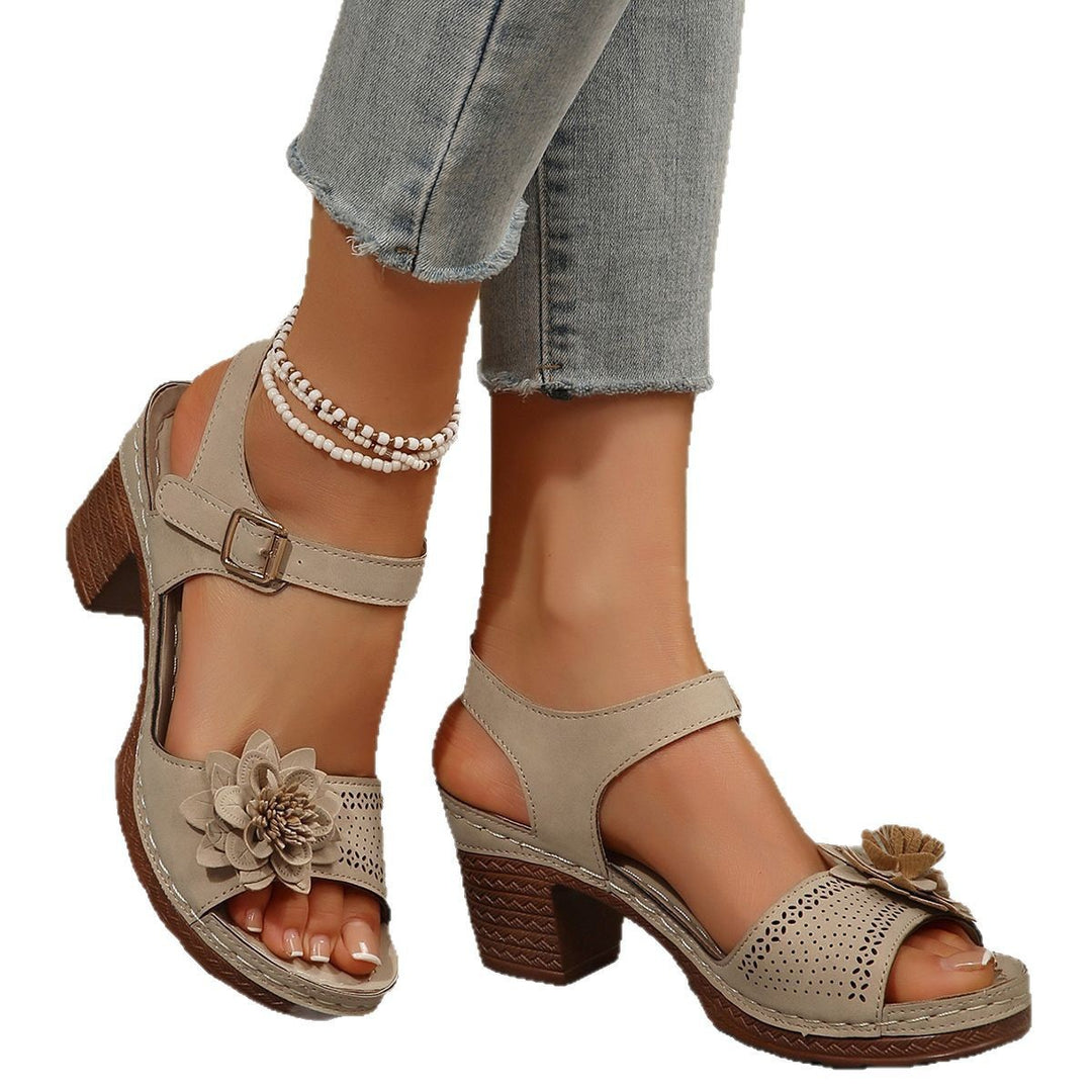 Damen Sandalette mit mittelhohem Blockabsatz, Blütenapplikation und verstellbarem Knöchelriemen Shop Nory