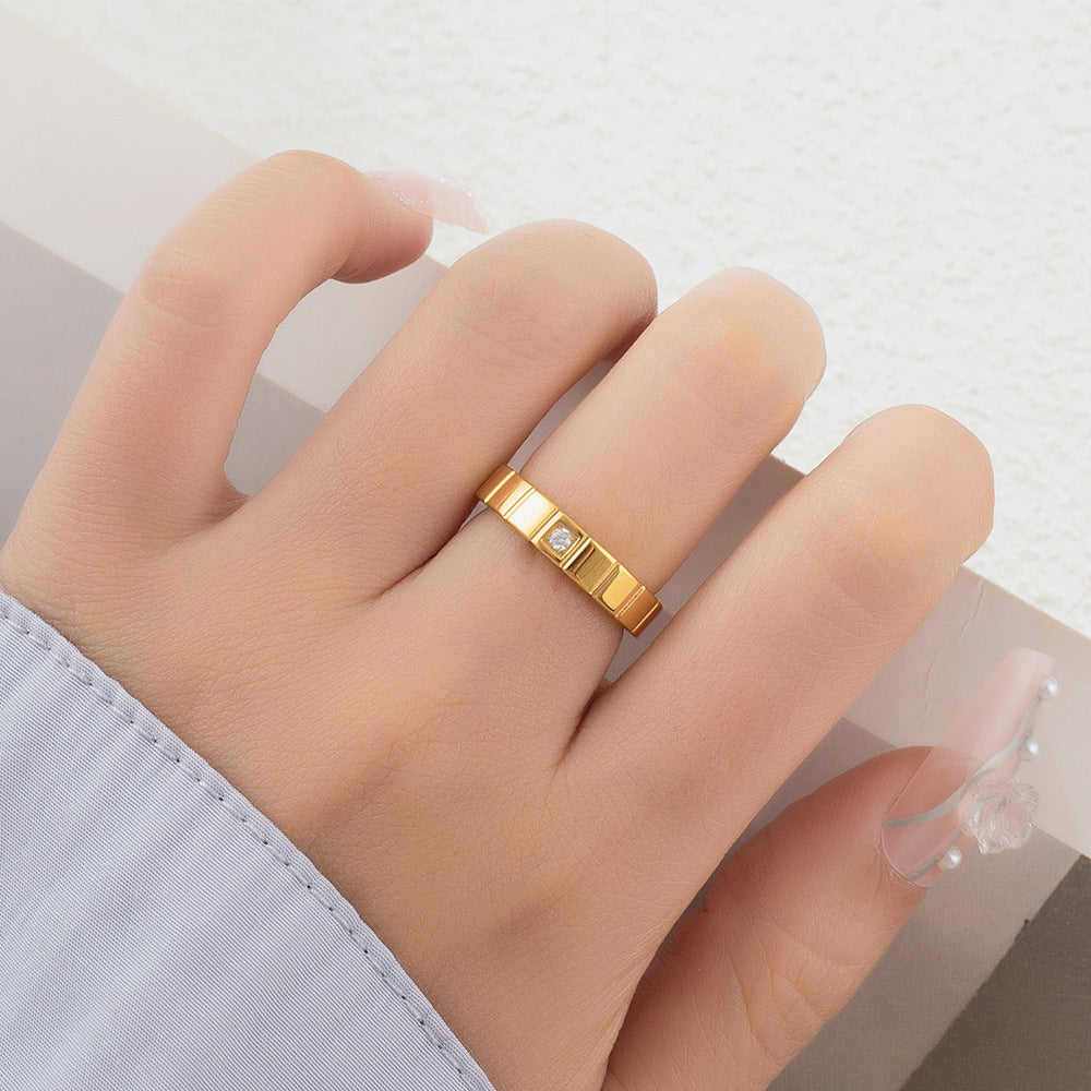 Damen eleganter Ring mit strukturiertem Design und funkelndem Zirkonia Shop Nory
