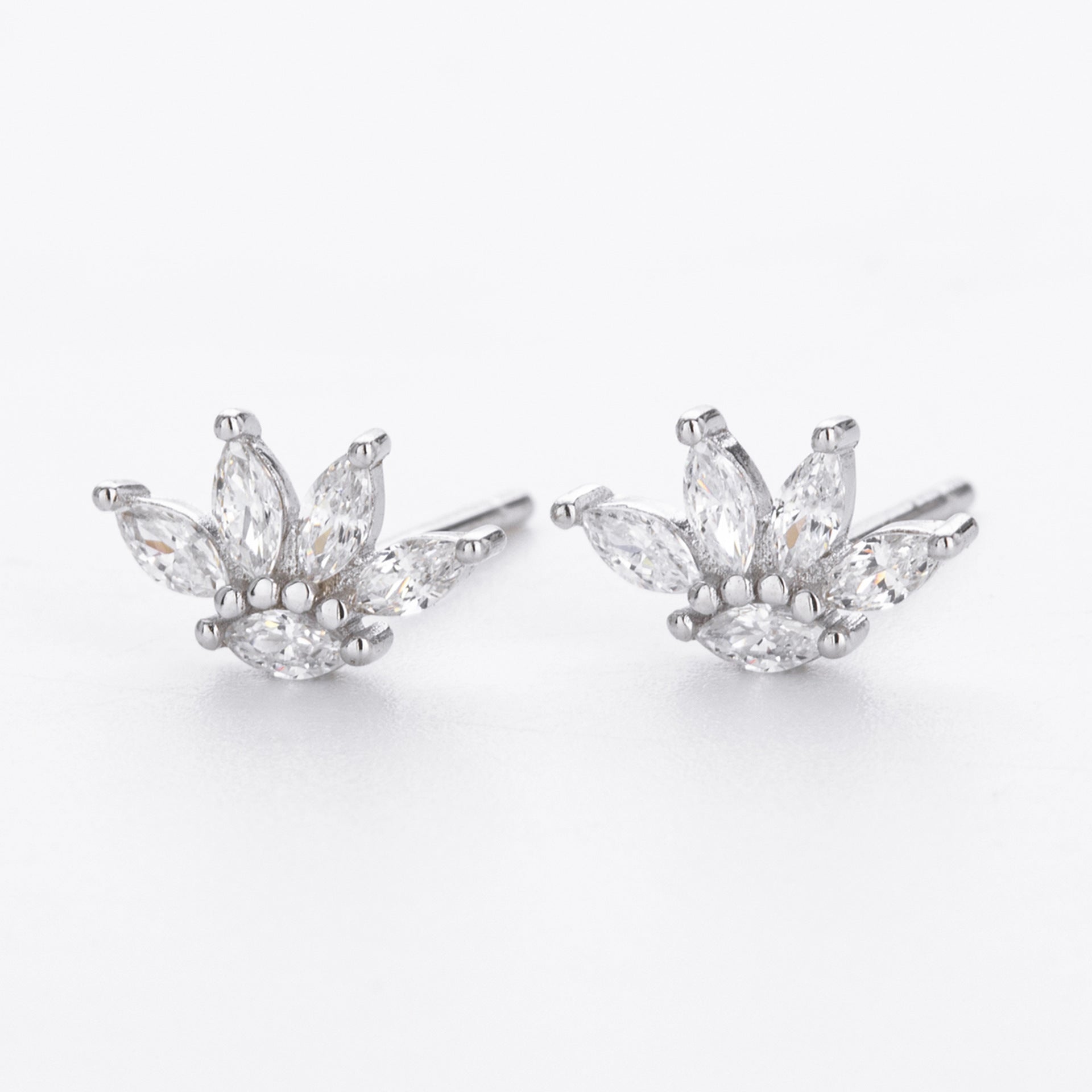 Damen Ohrstecker aus 925 Sterling Silber mit funkelndem Zirkon im floralen Design Shop Nory