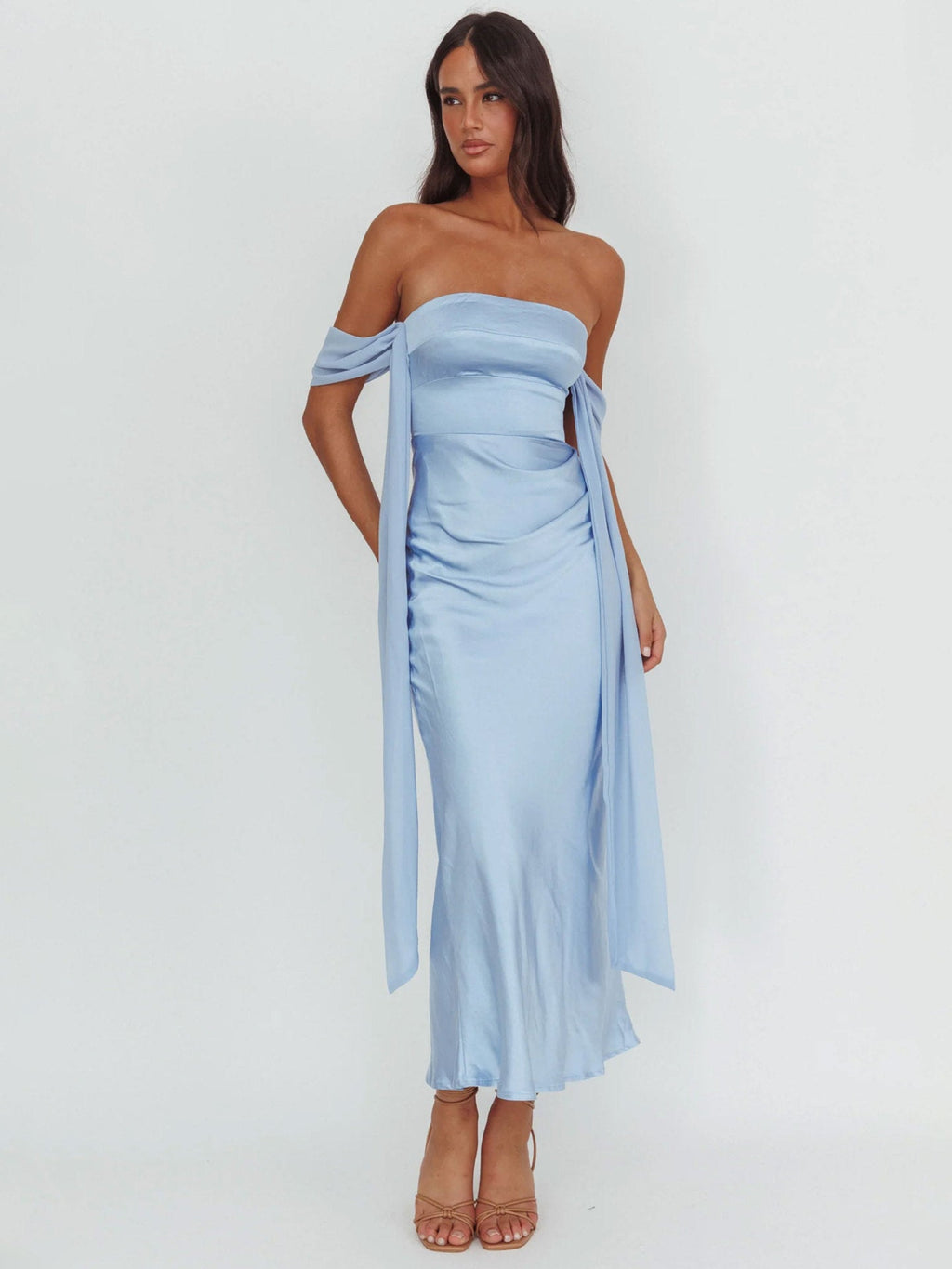 Damen Abendkleid mit schulterfreiem Design und fließendem SatinShopnory