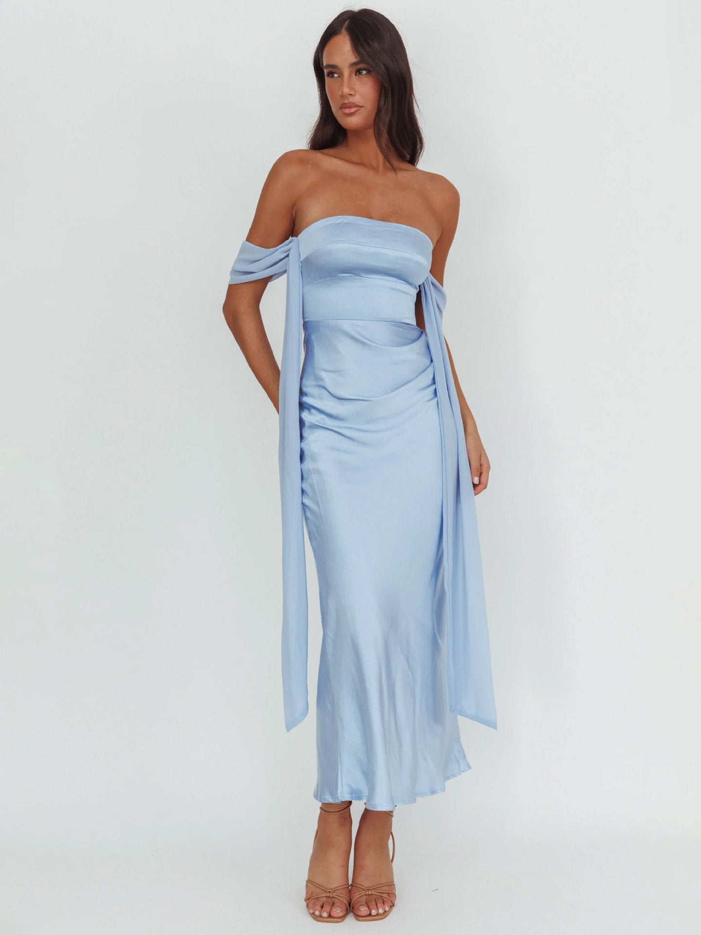 Damen Abendkleid mit schulterfreiem Design und fließendem SatinShopnory