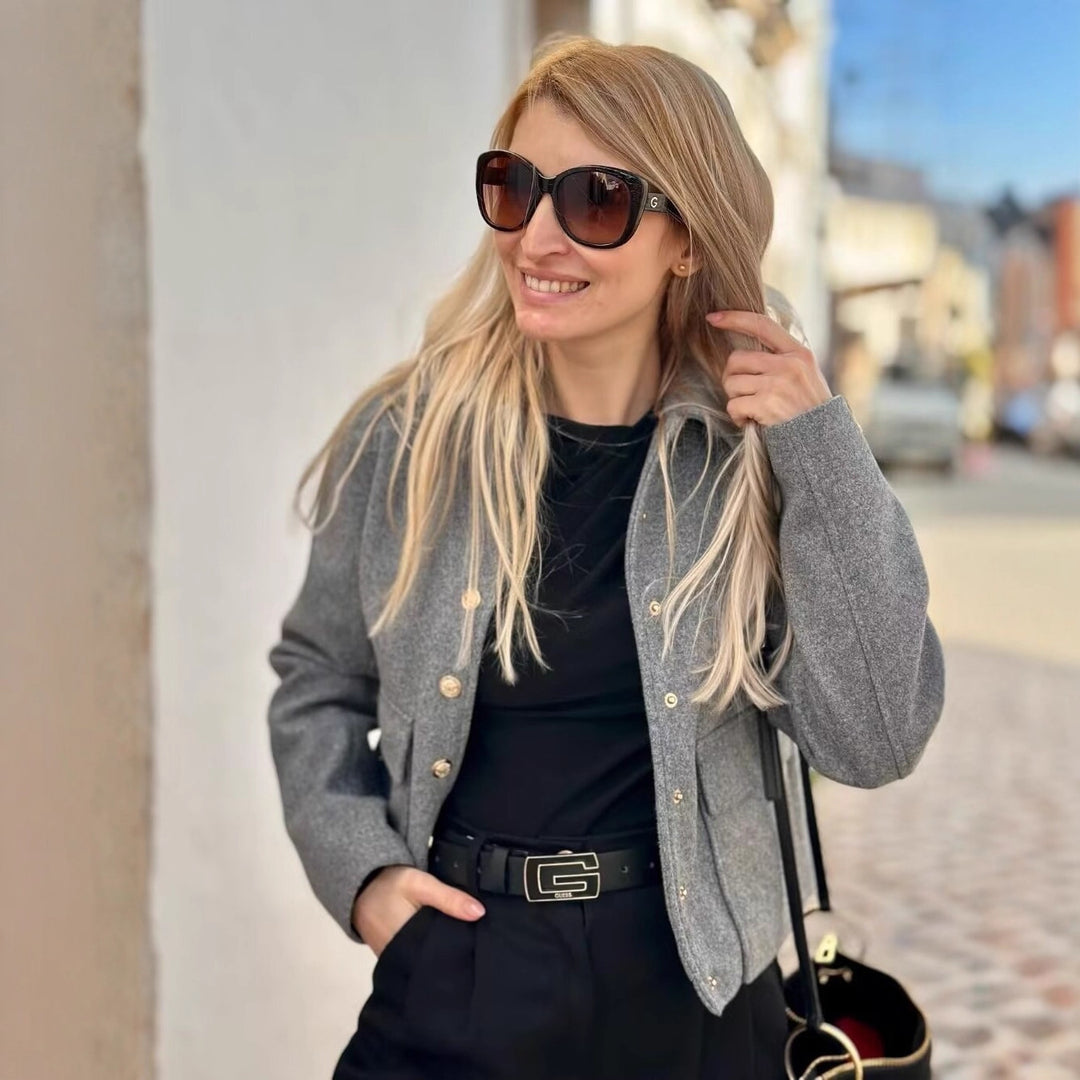 Damen Kurztaillierte Wolljacke mit Zierknöpfen und Pattentaschen Shop Nory