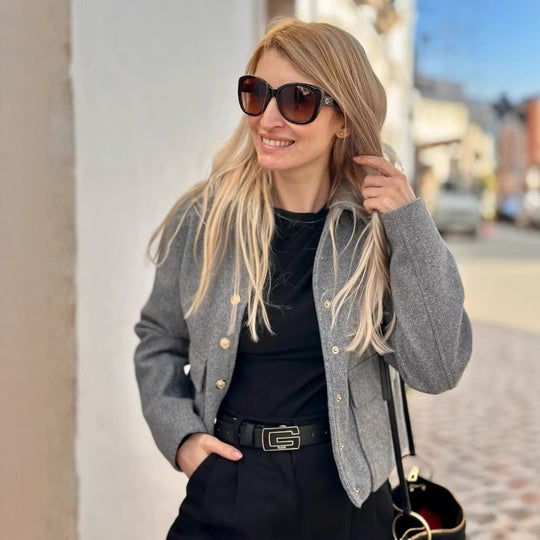 Damen Kurztaillierte Wolljacke mit Zierknöpfen und Pattentaschen Shop Nory