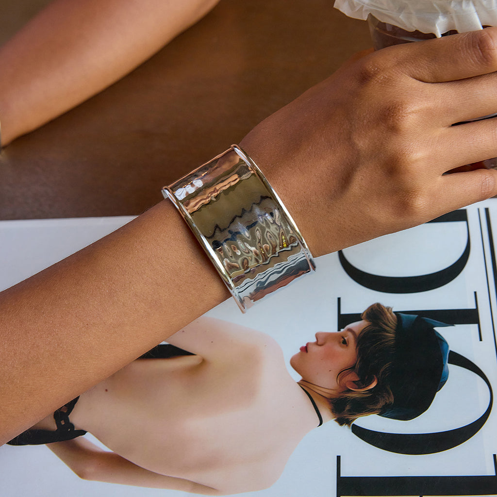 Damen Offenes Armband mit elegantem Wellenmuster aus hypoallergenem Edelstahl Shop Nory
