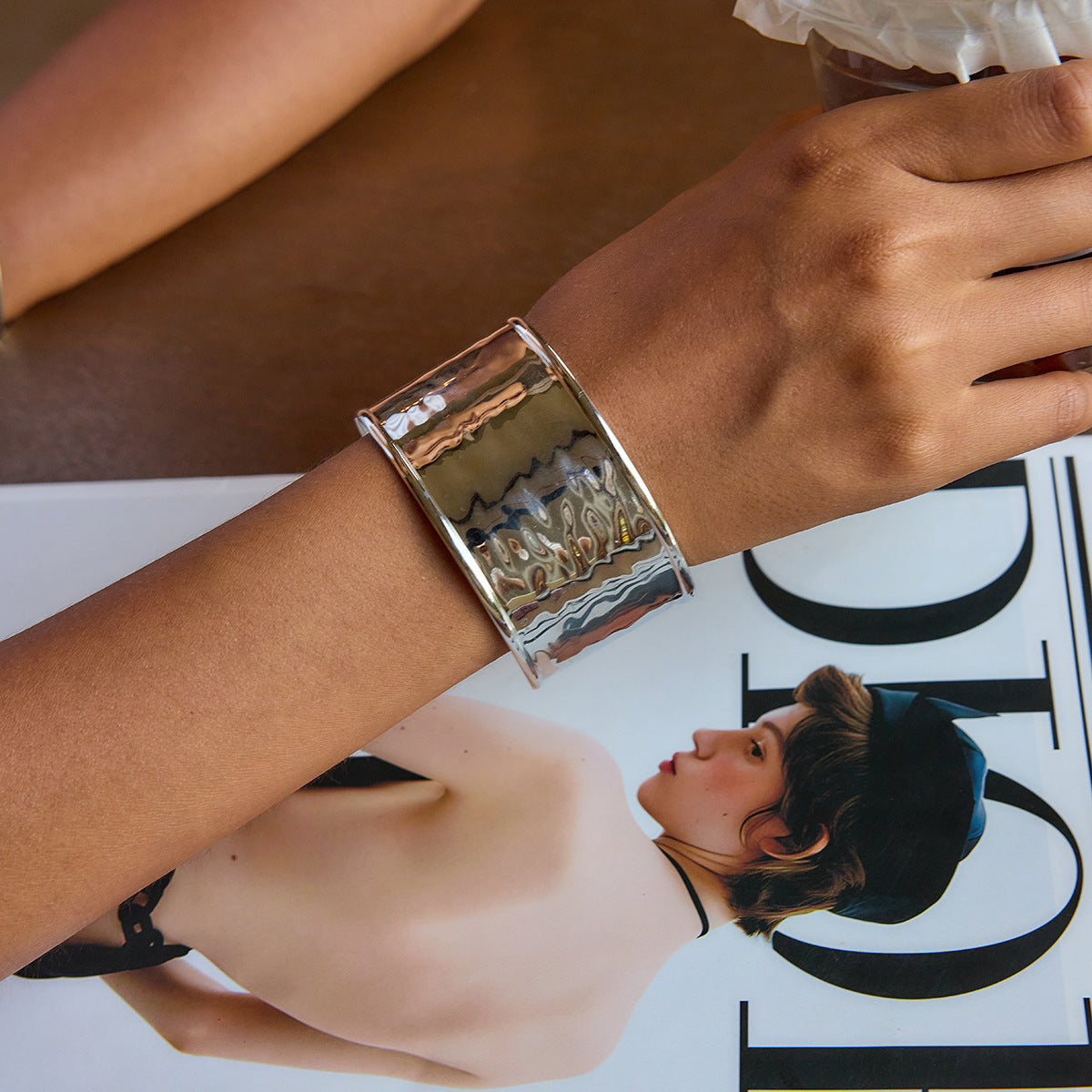 Damen Offenes Armband mit elegantem Wellenmuster aus hypoallergenem Edelstahl Shop Nory