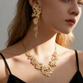 Damen Schmuckset mit kunstvoll gestalteter Blumen- und Perlenverzierung Shop Nory